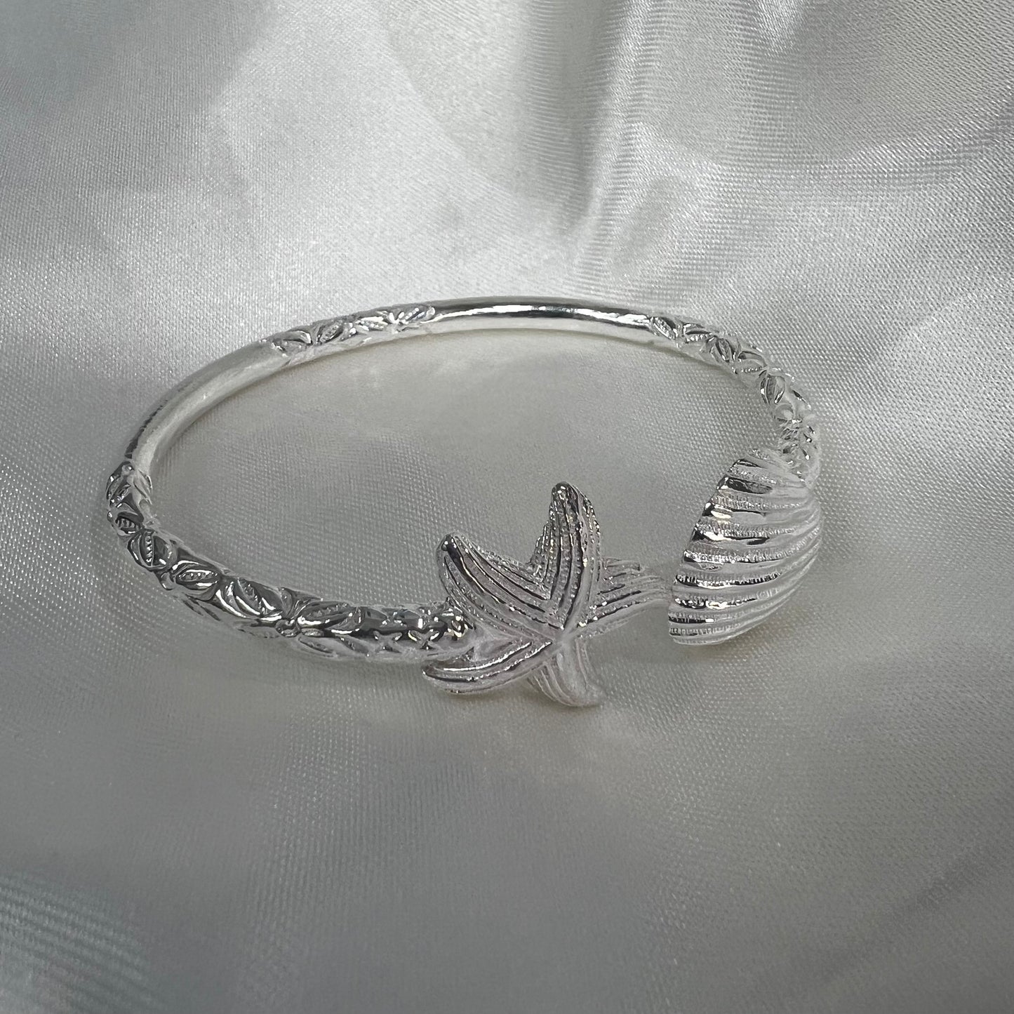 Solid .925 Sterling Silver Summer Dream Bangle, Scallop Sea Shell w. Starfish Ends Bangle, 1 piece