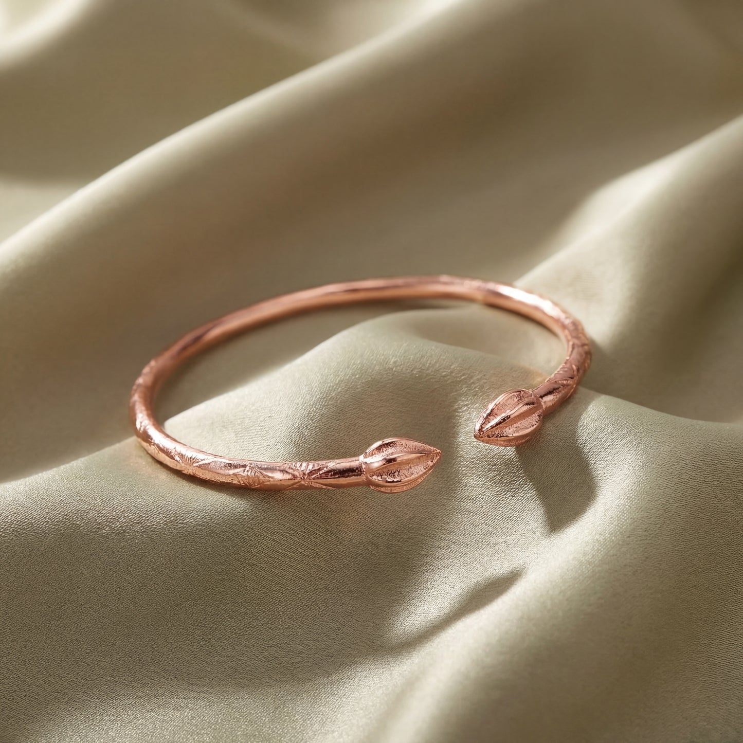 Cocoa Pods Tulip Bulb Pure Copper West Indian Bangle, 1 piece